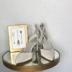 ••Bandolino light gray heels••